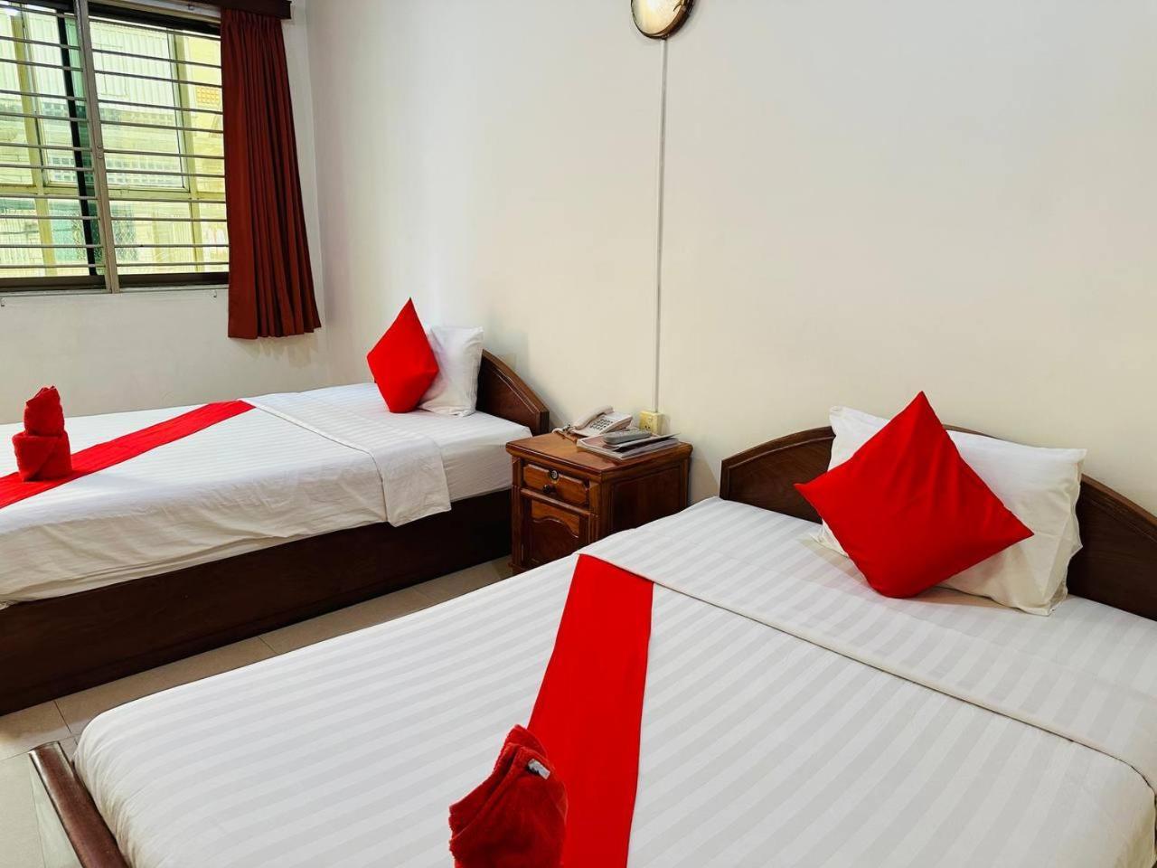 Hotel Capitol One Phnom Penh Esterno foto